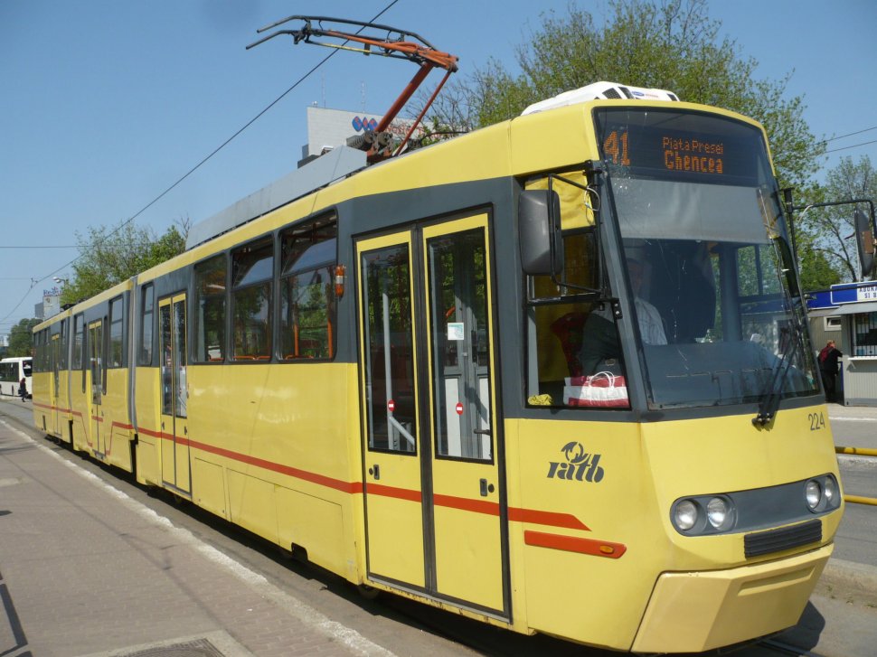 Probleme cu circulația tramvaiului 41: Un vehicul a rămas blocat pe șine