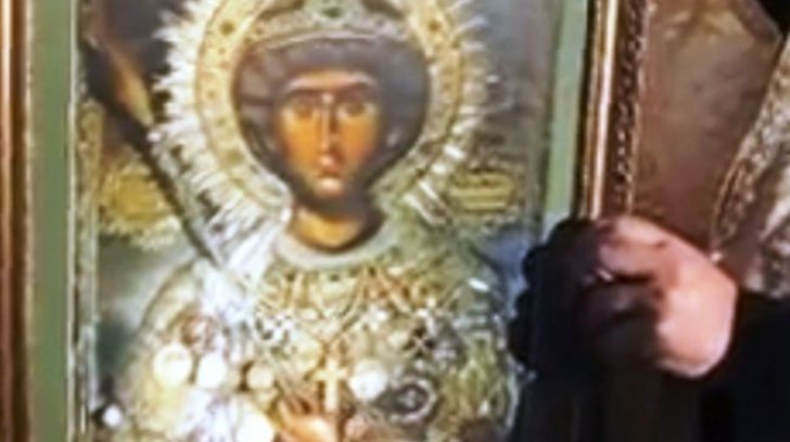 VIDEO. Semn cutremurător apărut pe icoana făcătoare de minuni dintr-o biserică din România