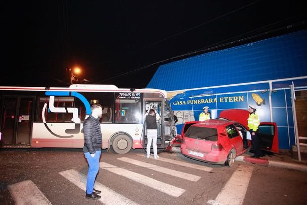Accident grav în Buzău! Un autobuz a fost proiectat într-o casă funerară: Trei persoane au fost rănite