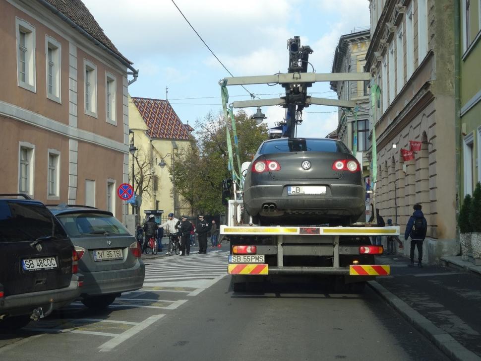 Ce a pățit un șofer din Alba când a parcat aiurea în Sibiu FOTO 489209