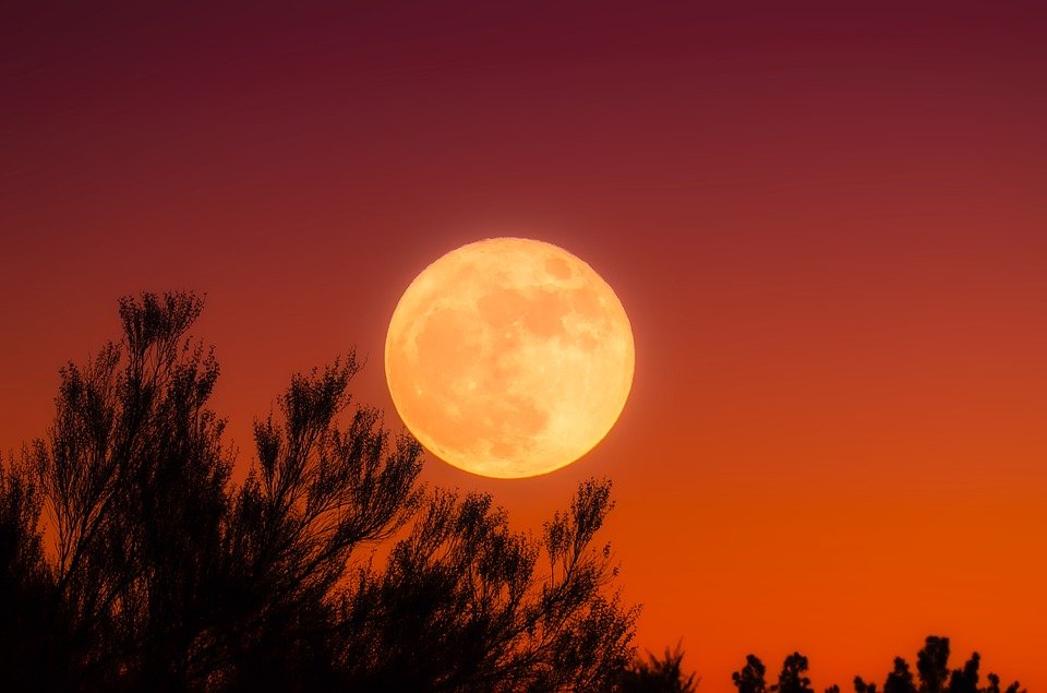 Lună plină cu impact energetic, de vineri noapte. Zodiile vor suferi schimbări majore