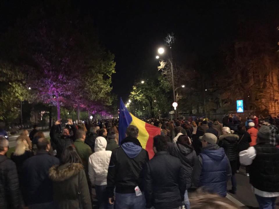 A ieșit printre protestatari și și-a făcut un selfie. Incredibil ce curaj a avut (FOTO) 489351
