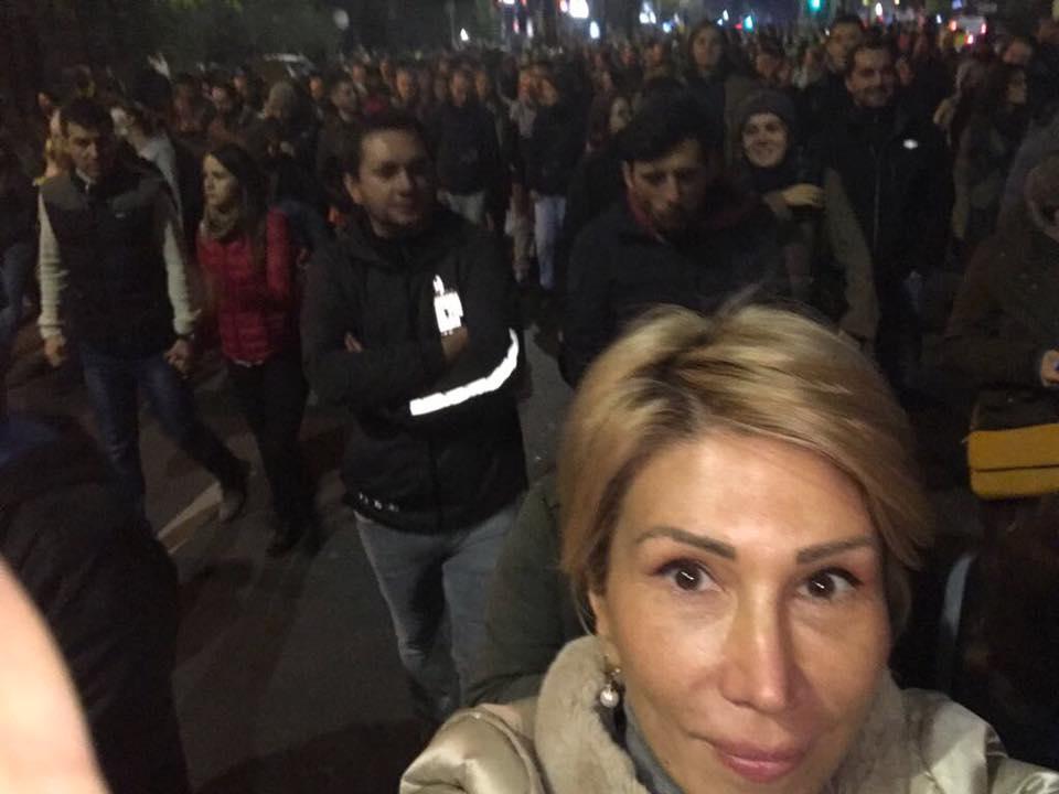 A ieșit printre protestatari și și-a făcut un selfie. Incredibil ce curaj a avut (FOTO) 489352