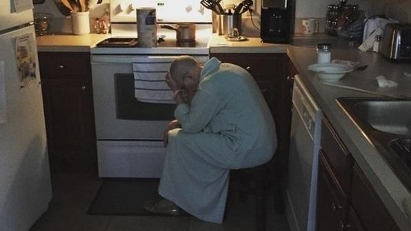 Nu își îndrăgise niciodată soacra, iar în ziua în care femeia s-a mutat acasă la ei a crezut că a căzut cerul pe el. Într-o dimineață a intrat în bucătărie și a surprins-o într-o ipostază neobișnuită. Atunci a înțeles totul... (FOTO)  489305