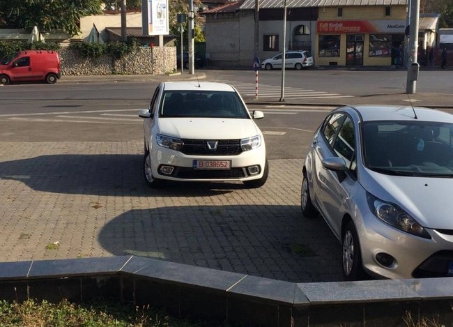 Și-a lăsat mașina așa pe un bulevard din Ploiești și a primit un mesaj genial! Nici că va mai parca așa vreodată