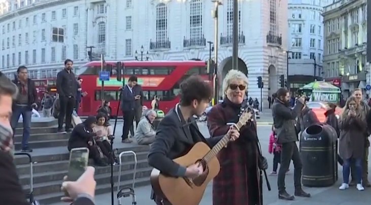 Rod Stewart, surpriză de proporţii pentru londonezi - VIDEO