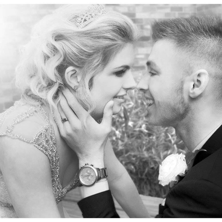 I s-a spus că mai are doar câteva săptămâni de trăit, așa că a decis să își ceară iubita de soție. În ziua nunții, mirele a făcut o mărturisire care i-a șocat pe toți 489974