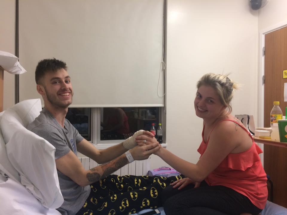 I s-a spus că mai are doar câteva săptămâni de trăit, așa că a decis să își ceară iubita de soție. În ziua nunții, mirele a făcut o mărturisire care i-a șocat pe toți 489975