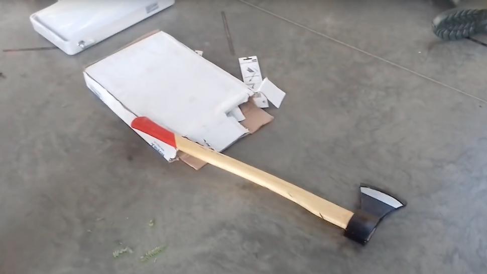 Scene sângeroase în mijlocul unei pieţe din Lugoj. Un bărbat a fost bătut şi lovit cu toporul 489869