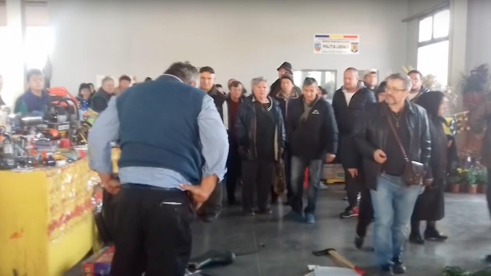 Scene sângeroase în mijlocul unei pieţe din Lugoj. Un bărbat a fost bătut şi lovit cu toporul 489870