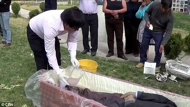 Și-a dezgropat fratele la 13 luni după ce a murit. Când oamenii au văzut ce se afla în sicriu, au început să se închine. „Cum a fost posibil așa ceva?” (FOTO) 490032