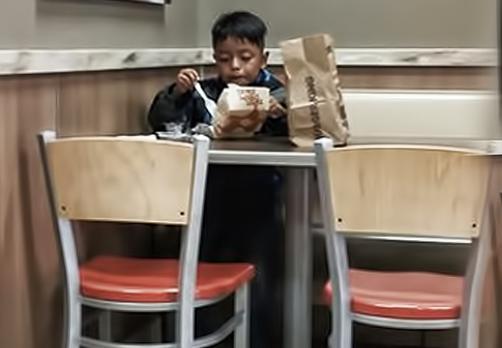 Tocmai își lăsase copilul la școală, când a văzut într-un restaurant ceva ce a emoționat-o până la lacrimi. „Doamne, cum e posibil așa ceva?” (FOTO) 489910