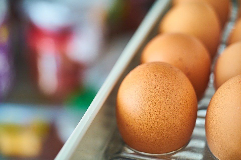 Și tu ții ouăle în suportul de pe ușa frigiderului? Uite de ce nu este bine