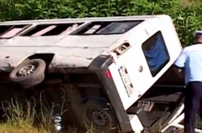 Un microbuz cu 20 de pasageri s-a răsturnat, în Argeş. Şoferul a vrut să evite impactul cu altă maşină