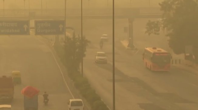 Stare de urgenţă în capitala Indiei. New Delhi a fost acoperit de un strat gros de ceaţă toxică - VIDEO