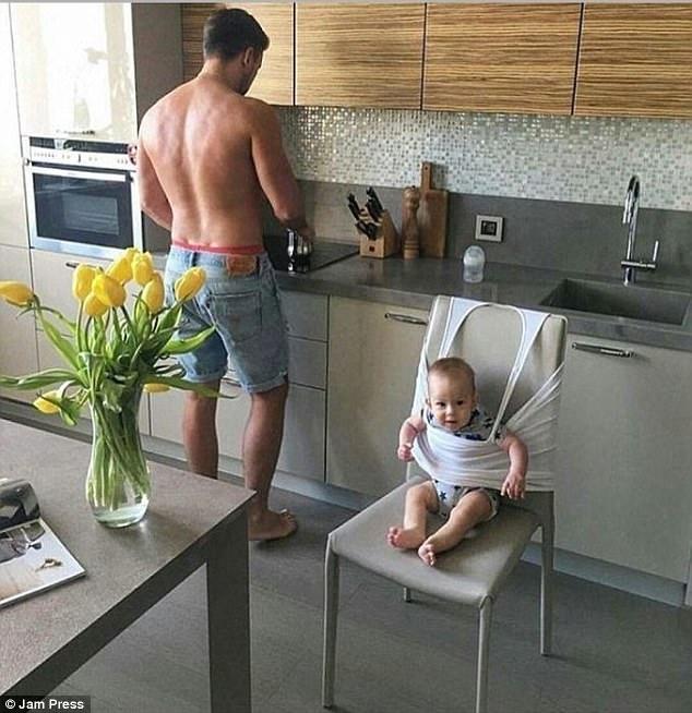 Voia sa isi faca o cafea, insa baietelul lui nu statea deloc cuminte. Ce a facut tatal ca sa-l potoleasca! S-a dezbracat si…  490477