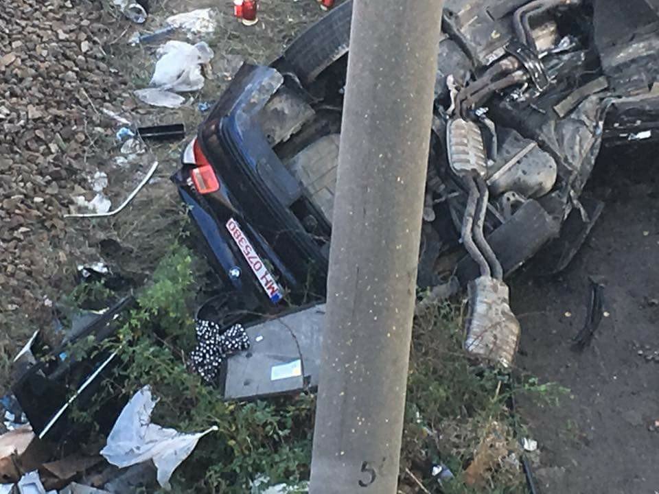 Accident cumplit. Doi colegi de muncă au murit, după ce au plonjat cu mașina de la 10 metri înălțime - FOTO