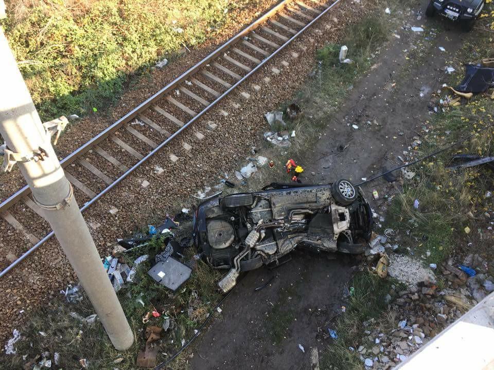 Accident cumplit. Doi colegi de muncă au murit, după ce au plonjat cu mașina de la 10 metri înălțime - FOTO 490593