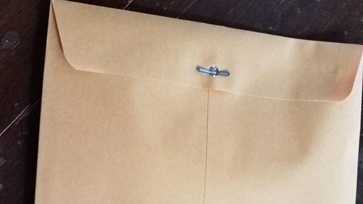 A vorbit cu profesorul fiicei sale preț de câteva minute. După 14 ani, a primit un pachet, alături de o scrisoare. Bărbatului nu i-a venit să creadă ce vede ochilor (FOTO) 490843