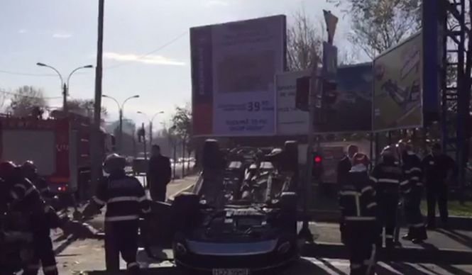 Accident îngrozitor în Capitală. Maşină răsturnată pe Bulevardul Barbu Văcărescu - VIDEO