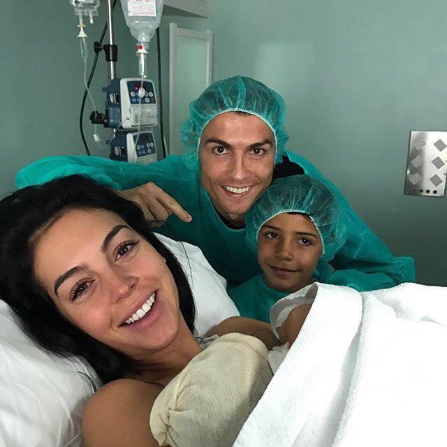 Cristiano Ronaldo a devenit tată pentru a patra oară. Prima imagine cu Georgina Rodriguez şi fetiţa ei, de pe patul de spital 490707