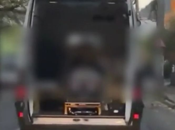 Imagini incredibile surprinse în Piatra Neamţ. „Dorel cu ambulanța” era în trafic cu pacientul pus pe targă, dar cu ușile larg deschise - VIDEO