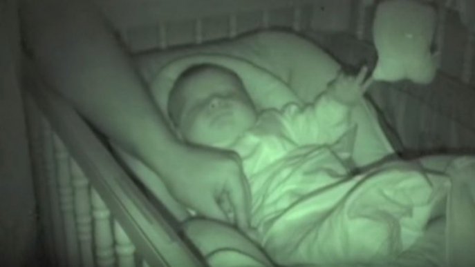 Au intrat în camera bebelușului, în timp ce acesta dormea și au avut parte de o surpriză. Au filmat totul de teamă că nu vor fi crezuţi - VIDEO