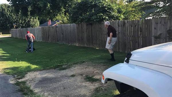 Se aflau în mașină, când soțul a oprit brusc și s-a dat jos în mijlocul drumului. Toți erau șocați până au văzut ceea ce a urmat. Este uluitor! (FOTO) 491109