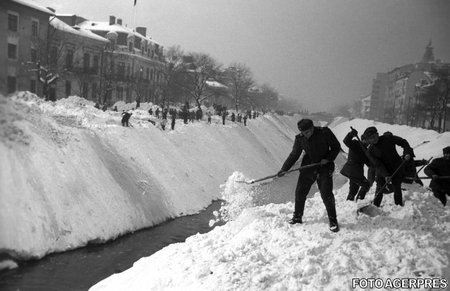 Cea mai cumplită iarnă din România. Marele viscol din 1954 a îngrozit bucureștenii! Cum arăta atunci Piața Universității - GALERIE FOTO 491281