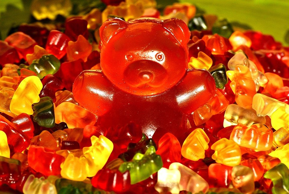 Jucării pentru... adulți. Ce surpriză a găsit un copil în punga cu dulciuri de la raft - FOTO