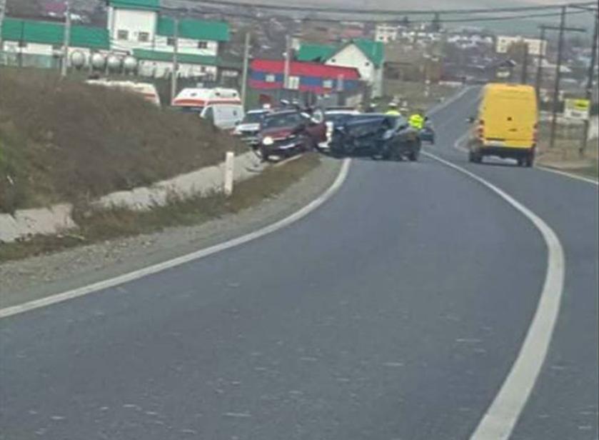 Accident spectaculos în Tulcea! Un Porsche Panamera s-a făcut praf după ce a intrat în plin într-un Logan