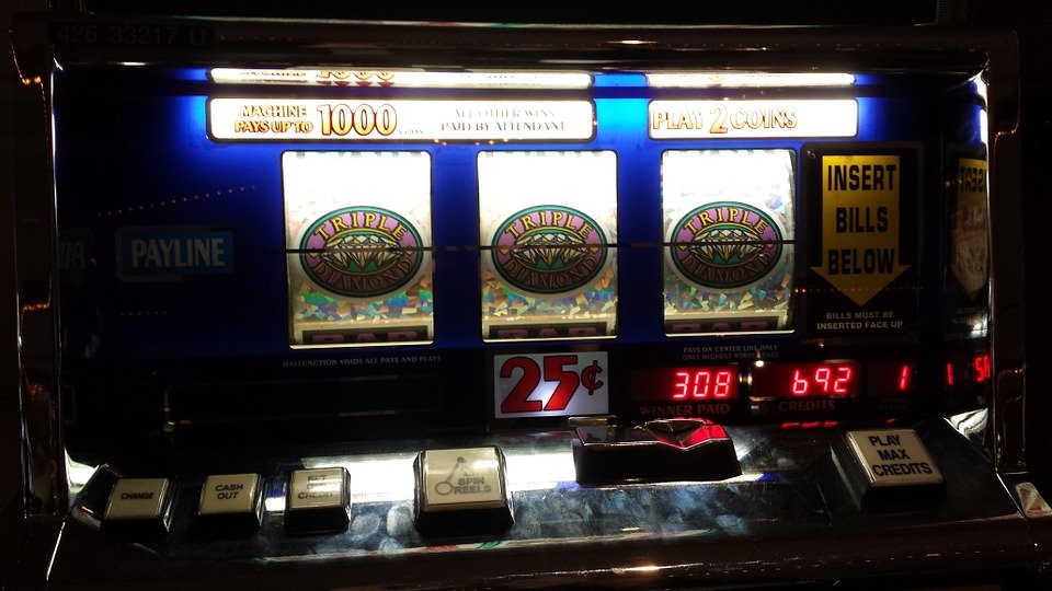 La 70 de ani o bunicuţă din Iaşi a căzut în patima jocurilor de noroc. Ce a pățit femeia după ce a ieșit dintr-o sală de jocuri