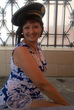 S-au cunoscut pe net, s-au plăcut, iar bărbatul a invitat-o la el acasă pentru o cină romantică. Totul a mers bine până când au ajuns în dormitor....(FOTO) 491565