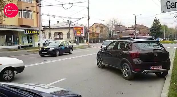 Șocul vieții pentru o șoferiță din Târgoviște. Și-a găsit mașina în mijlocul străzii - VIDEO