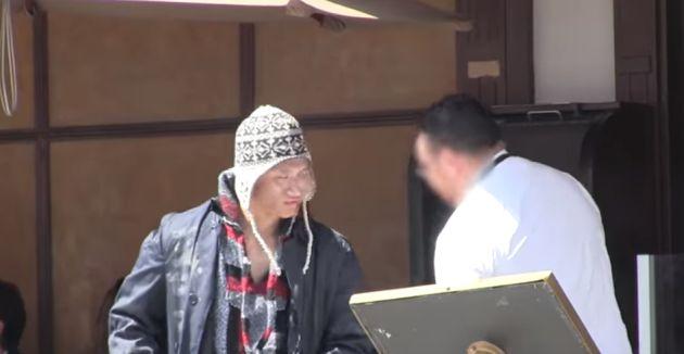 De necrezut! Cum s-au comportat ospătarii unui restaurant cu un tânăr sărac, respectiv cu unul bine îmbrăcat (VIDEO)