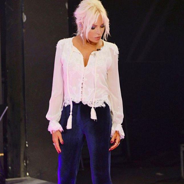 Este bunică, dar arată mai bine acum ca în tinerețe. Îți va fi imposibil să ghicești câți ani are - GALERIE FOTO 491758