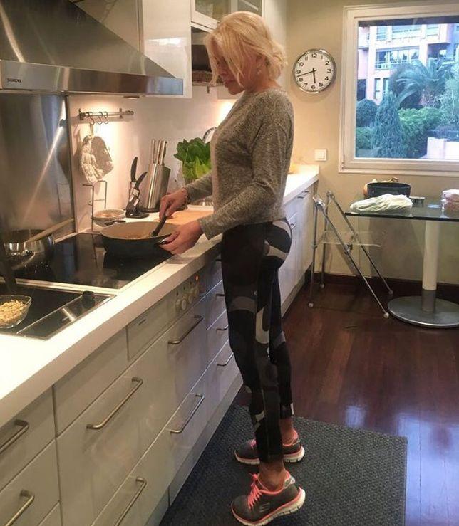 Este bunică, dar arată mai bine acum ca în tinerețe. Îți va fi imposibil să ghicești câți ani are - GALERIE FOTO 491760