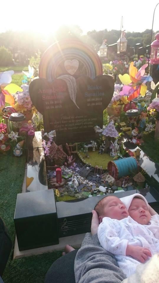 În urmă cu un an, o femeie își pierdea gemenii născuți prematur. La scurt timp, și-a dat seama că trăiește o minune. „Cine ar fi crezut așa ceva?” (FOTO) 491861