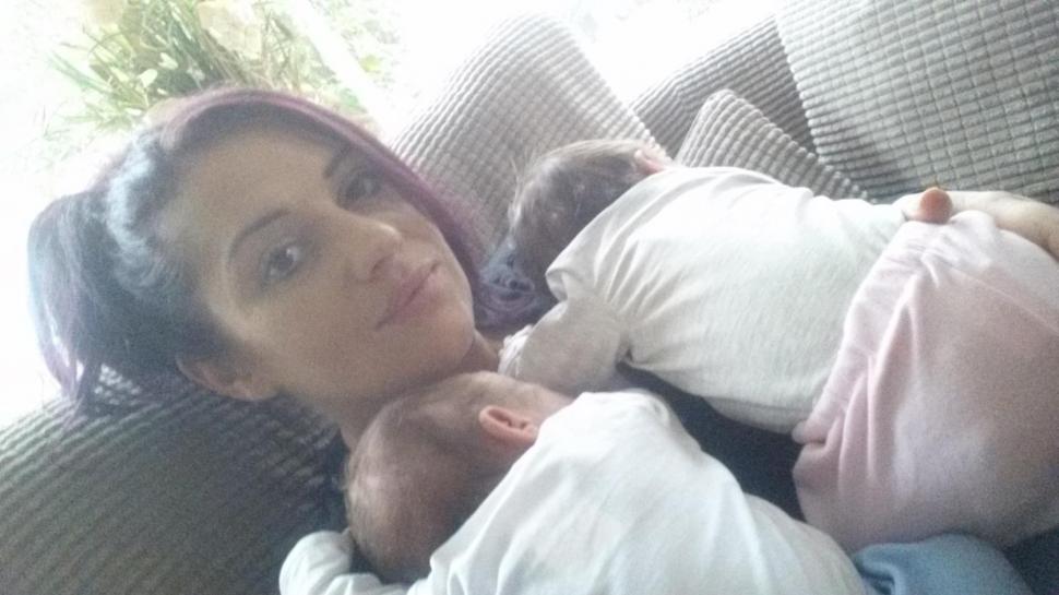 În urmă cu un an, o femeie își pierdea gemenii născuți prematur. La scurt timp, și-a dat seama că trăiește o minune. „Cine ar fi crezut așa ceva?” (FOTO) 491862