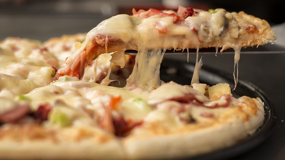 O femeie din Constanţa a comandat pizza și a început să mănânce. La scurt timp, a observat ceva incredibil