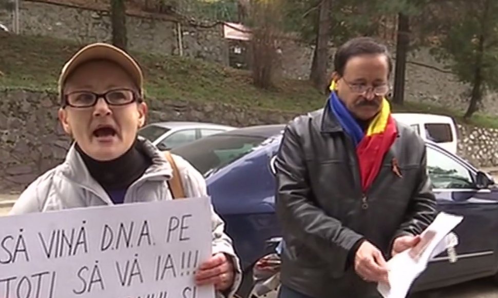 Scandal la ședința PSD. Liviu Dragnea și premierul Tudose întâmpinați cu huiduilei de către protestatari