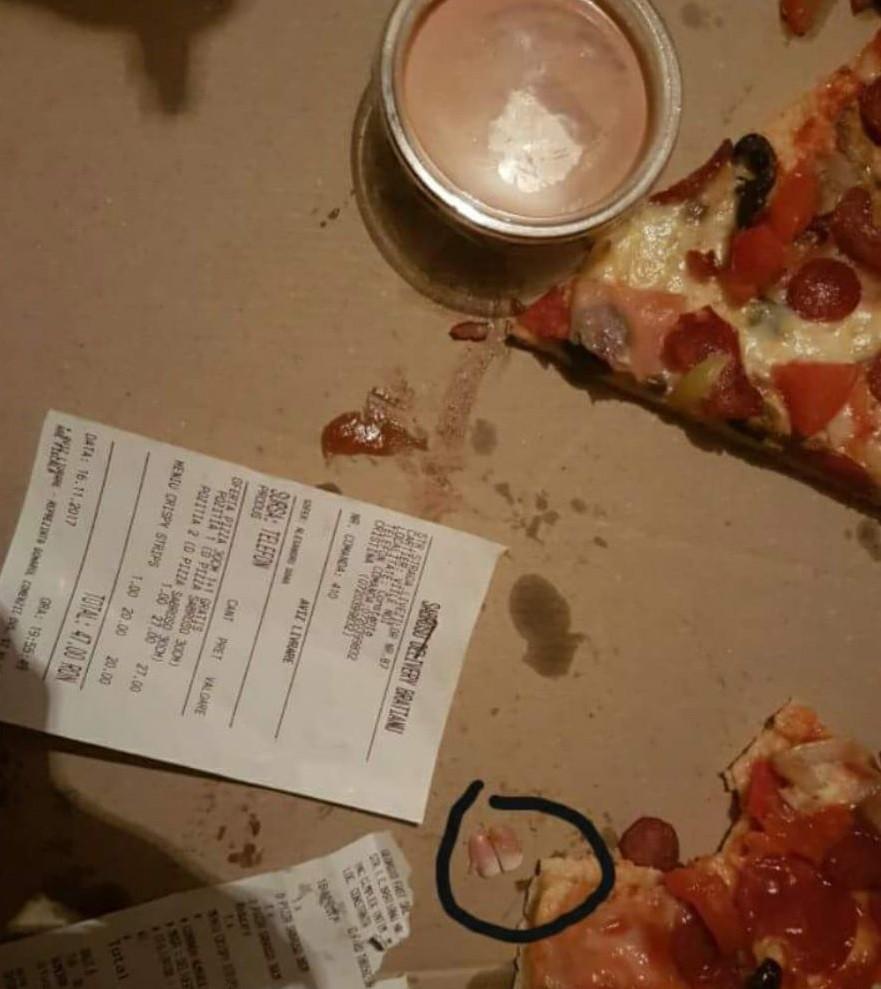 Un bărbat din Constanța a comandat o pizza online. I-a fost adusă și a mâncat jumătate, când a observat ceva îngrozitor (FOTO) 491882