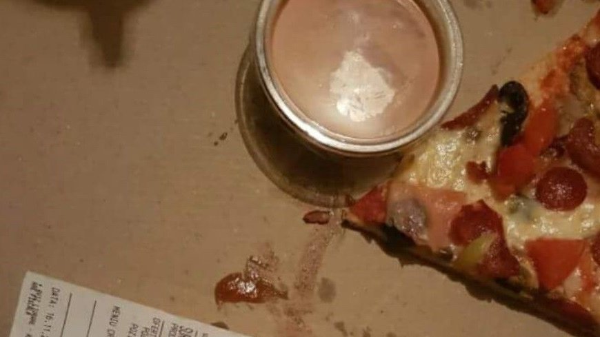 Un bărbat din Constanța a comandat o pizza online. I-a fost adusă și a mâncat jumătate, când a observat ceva îngrozitor (FOTO)