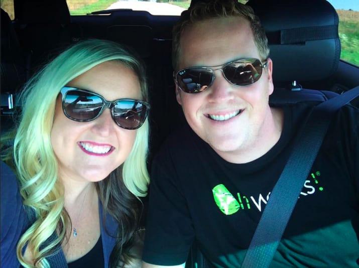 Au așteptat să fie serviți timp de o oră, dar la final au lăsat un bacșiș generos și un mesaj. Când chelnerul l-a citit, a început să plângă 492112