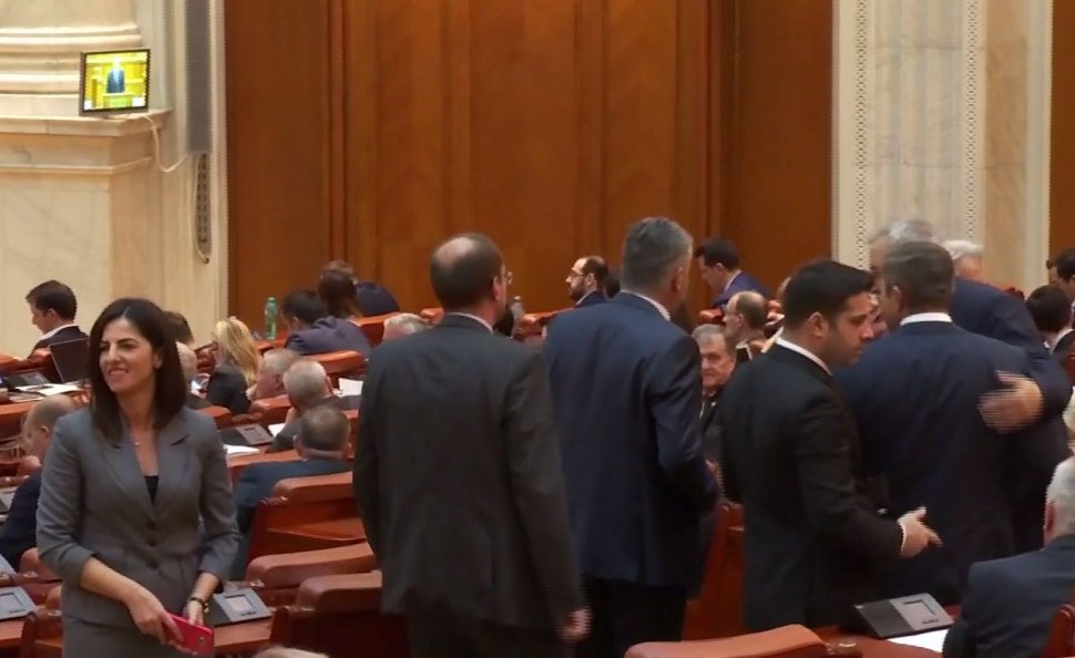 Scandal în Parlament. Social democrații au părăsit sala când moțiunea de cenzură împotriva Guvernului a fost citită