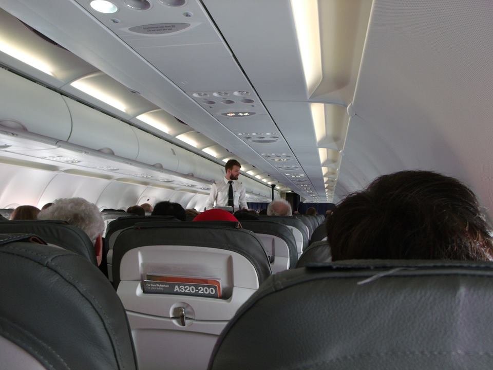 Un bărbat, aflat în stare de ebrietate, a abuzat sexual o femeie în avion 