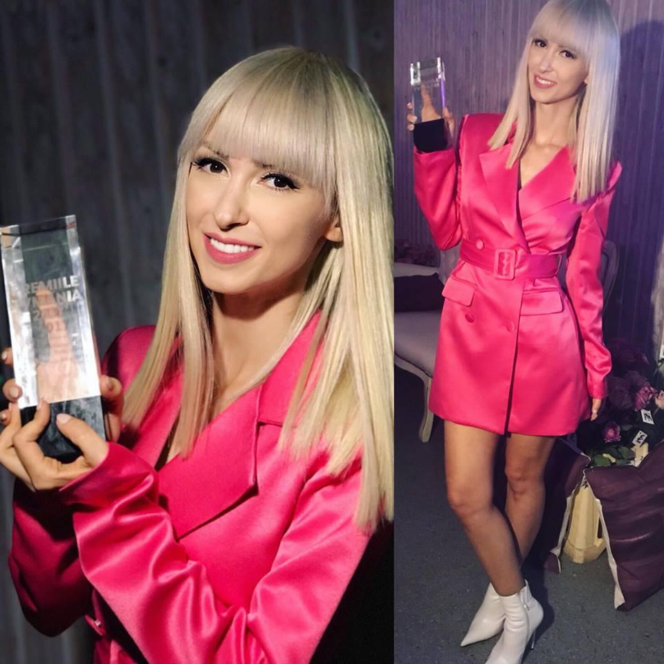 Andreea Bălan și-a făcut o schimbare radicală de look. Cum a apărut artista să își ridice un premiu - FOTO 492455