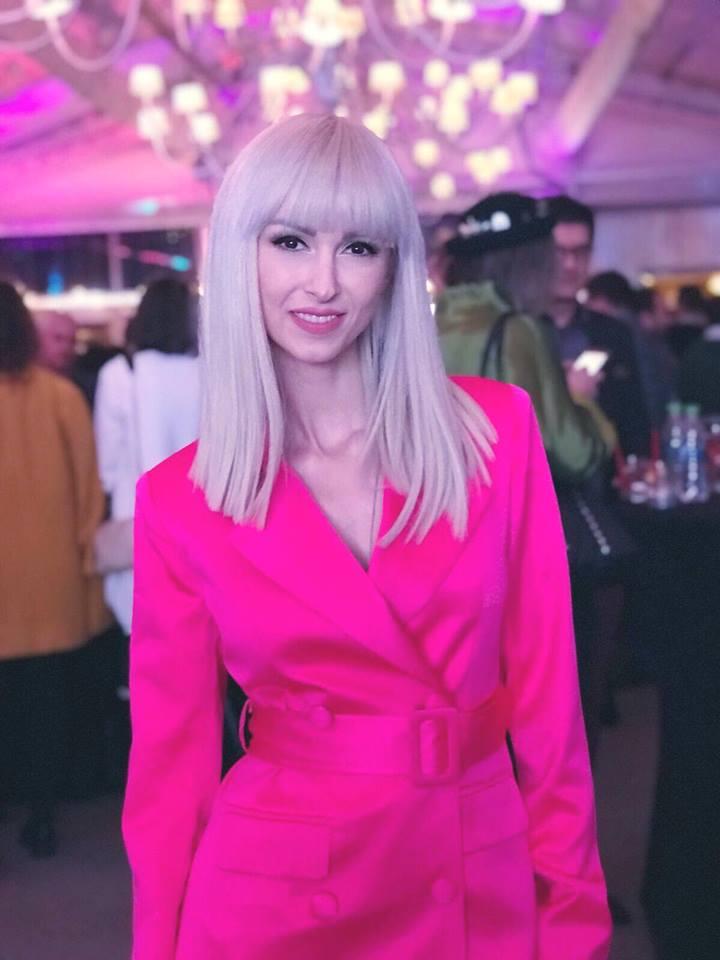 Andreea Bălan și-a făcut o schimbare radicală de look. Cum a apărut artista să își ridice un premiu - FOTO 492456