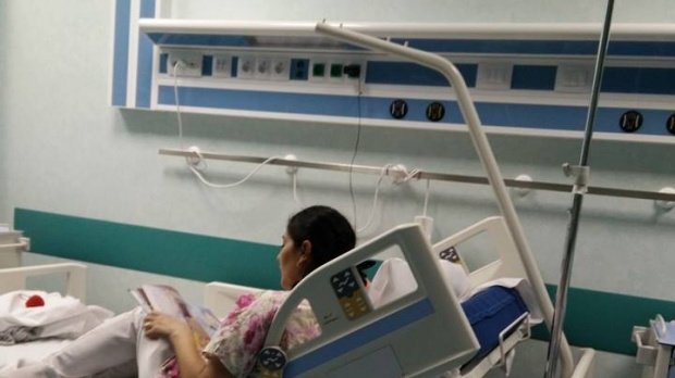 Cine este asistenta surprinsă în timp ce îi citea o poveste unei fetițe aflate pe patul de spital