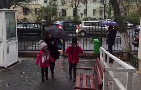 Paznicul unei şcoli din Bucureşti îi motivează pe elevi în fiecare dimineață. Ce face bărbatul când îi vede pe copii - VIDEO